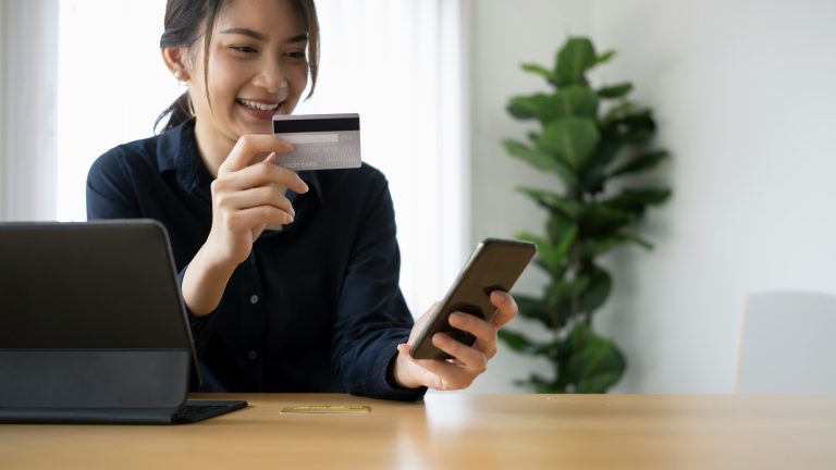 Eyewear Shopping Made Easy: The Convenience of Buying on the Feel Good Contacts Mobile App