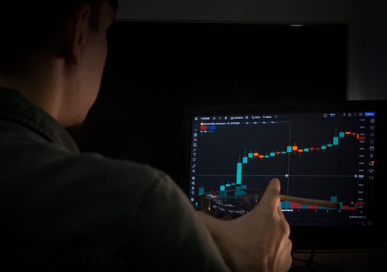 How Strategic Thinking in Sports Betting Mirrors Smart Investing How Strategic Thinking in Sports Betting Mirrors Smart Investing